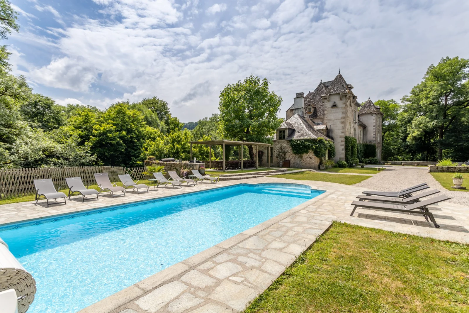 Château avec piscine — CBF Conseils
